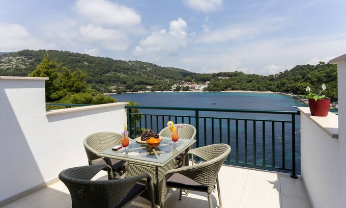 Saplunara Apartment | Apartments Posta - Comfort One-Bedroom Apartment with Terrace and Sea View