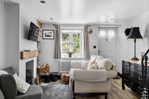 Wedmore House | Apothecary Cottage - Pet Friendly Wedmore Couples Cottage - Free WiFi - Free Parking