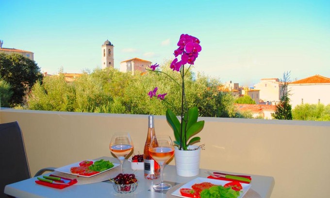 L'Ile-Rousse Apartment | APPART CLIMATISE/TERRASSE A 2 MIN DE LA PLAGE