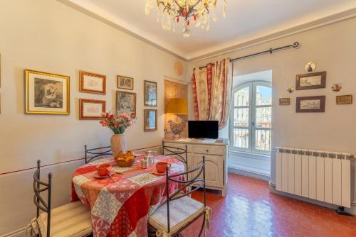 Avignon City Centre Apartment | Appart face au Palais des Papes
