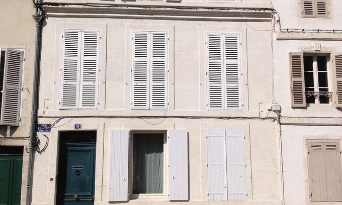 La Rochelle City Centre Apartment | Appart heart of history, large terrace on the park and 10 'walk from the beach.