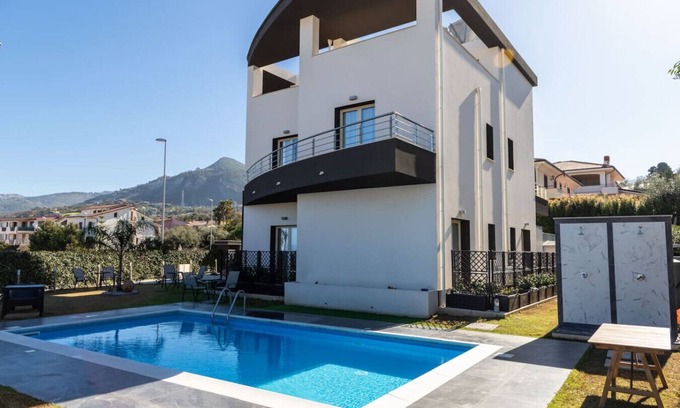 Sant'Agata di Militello Apartment | Appartamento Piano Terra con Cortile Privato e Piscina