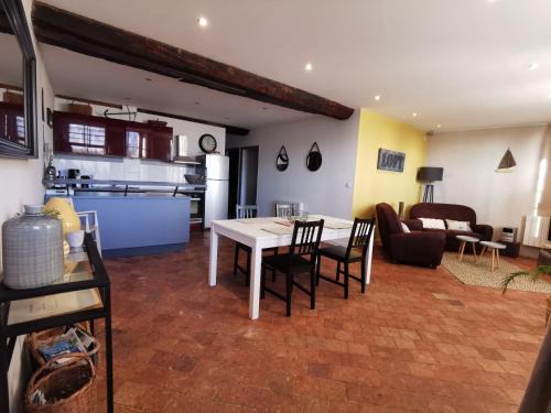 Bourgogne Apartment | Appart La Gabare - face Loire Quai du Châtelet