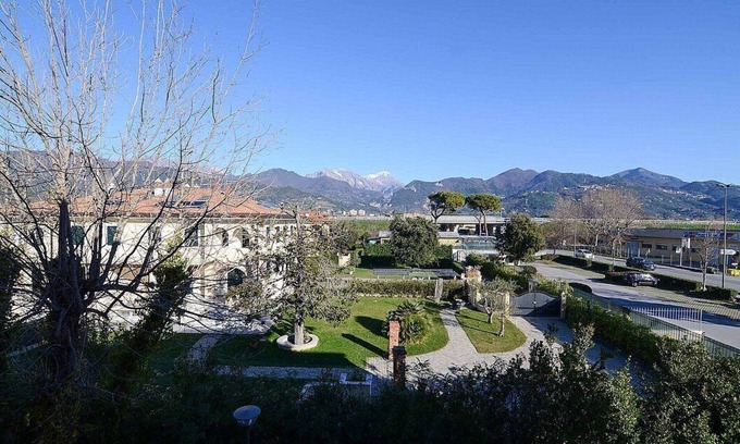 Seravezza House | Appartamento Fidele B: A modern and graceful two-story apartment situated a few minutes from the town center, with Free WI-FI.