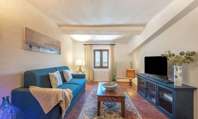 Radicondoli Apartment | "Appartamento Panoramico" with views over the hills and Wi-Fi