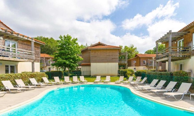 Aureilhan Apartment | Appartement 1 chambre et 1 coin cabine, piscine, au bord du lac d 'Aureilhan,proche de Mimizan plage