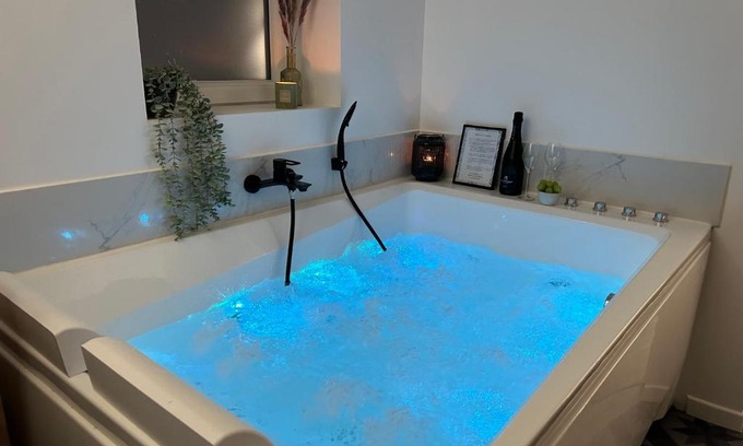 Moulins Apartment | appartement balnéo-centre ville et parking