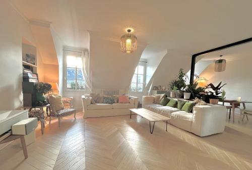 L'Europe Apartment | Appartement cosy à Paris 130 m² avec projecteur !