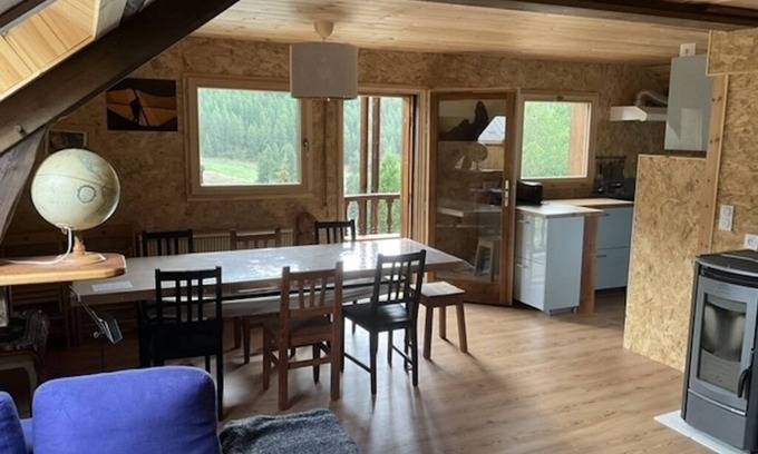 Molines-en-Queyras Apartment | Appartement Neuf 2eme Étage Confortable et Spacieux Dans une Chalet Familiale