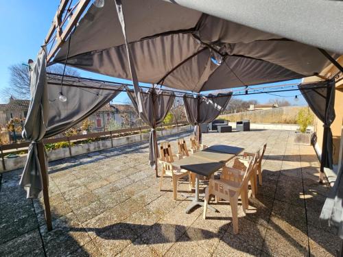 Pernes-les-Fontaines Apartment | Appartement 3 chambres avec grande terrasse dans le centre de Pernes les Fontaines