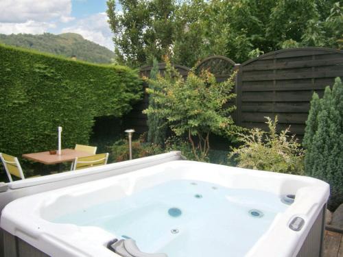Lourdes Apartment | Appartement moderne à Lourdes avec jacuzzi, 54 m²