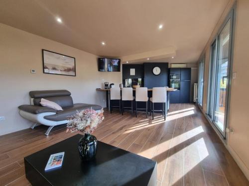 Saint-Chamond Apartment | Appartement Moderne avec Balcon, Parking Privé et Espace Bien-Être à Saint-Chamond - FR-1-496-269