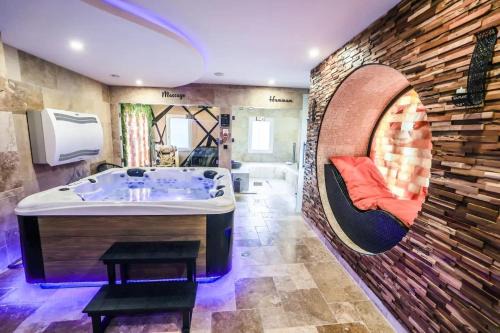 Montbeliard Apartment | Appartement spacieux à Montbéliard avec espace bien-être privé