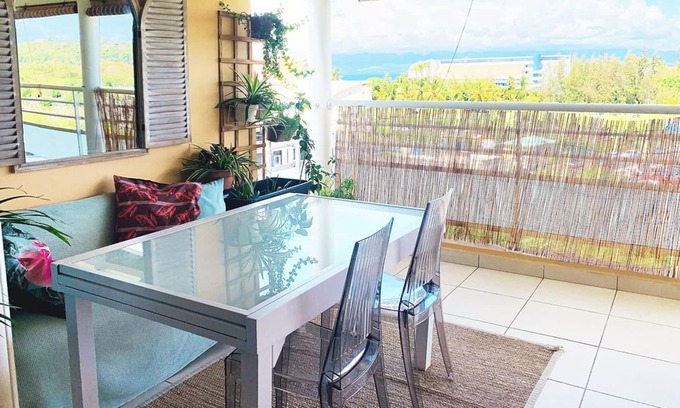 Pointe de la verdure Apartment | Appartement Spacieux Avec Terrasse, vue Mer, Proche des Plages