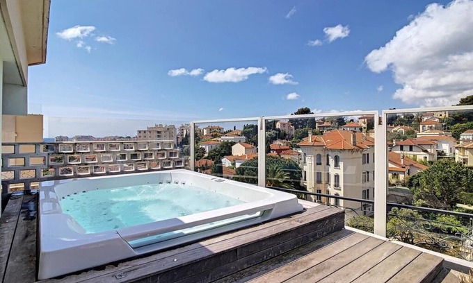 Riou - Petit Juas - Av de Grasse Apartment | Appartement Toit Terrasse Avec Jacuzzi Pour 4/6 Personnes