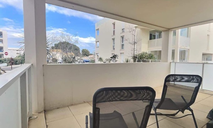 Serignan Apartment | Appartement Traversant avec 2 Terrasses