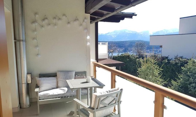 Velden am Worther See Apartment | Appartment BERGE byTILLY - in den Hügeln über Velden - idyllische Waldrandlage - überdachter Balkon mit Blick in den Garten - 3 Autominuten ins Zentrum und zum Wörthersee - Carport - Waschmaschine & Trockner - WLAN - Smart TV
