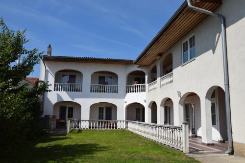 Podersdorf am See Apartment | Appartmenthaus Rosenhof