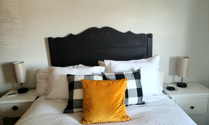 Rochester Cottage | Apple Blossom Cottage/2 Miles from Downtown ~ 10 Min to Mayo