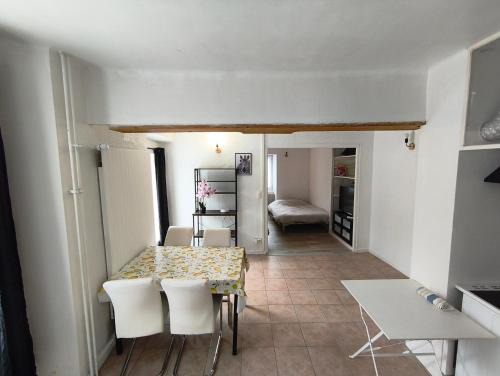 Cervens Apartment | Apppartement dans maison avec terrasse plein sud , Netflix, parking et fibre