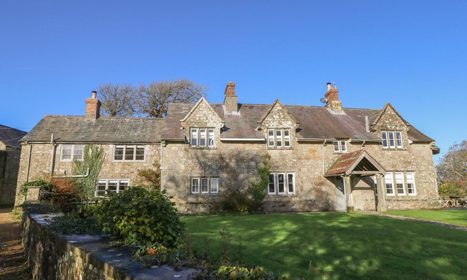 Ventnor House | APPULDURCOMBE FARMHOUSE, pet friendly, with open fire in Ventnor