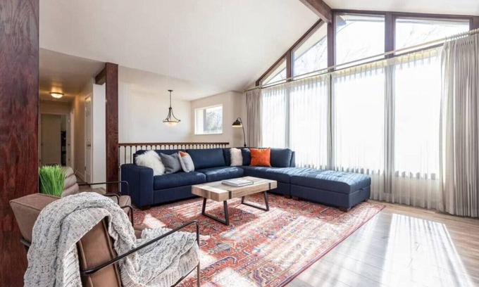 Sandy Apartment | Apres Abode Ski Retreat w/Hot Tub & Games