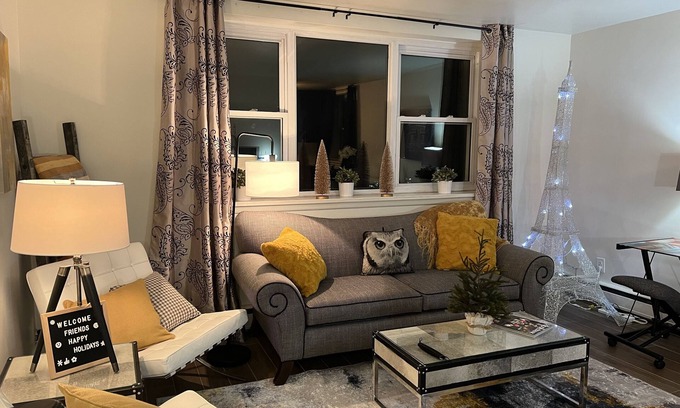 South London Apartment | April in Paris Suite ~ One Bedroom Suite ~ Wortley Village - London Ontario