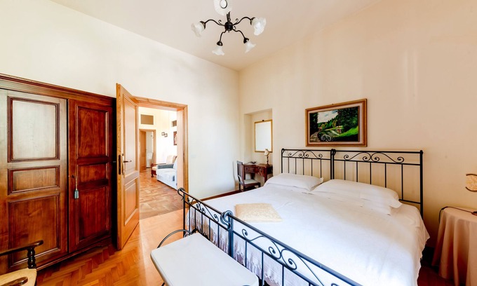 Castiglione del Lago Apartment | Apt Cedro in period farmhouse with large park and beautiful shared swimming pool