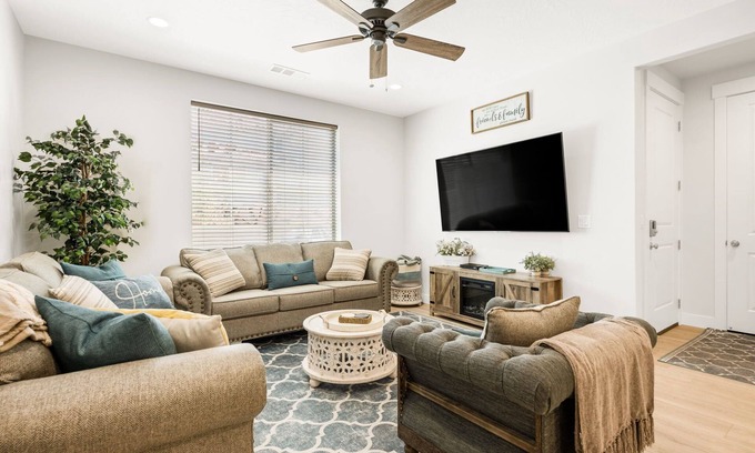 Washington House | Aqua Farmhouse - Pool Table, Pickle Ball, Scooters, Family Fun! Dog Friendly.