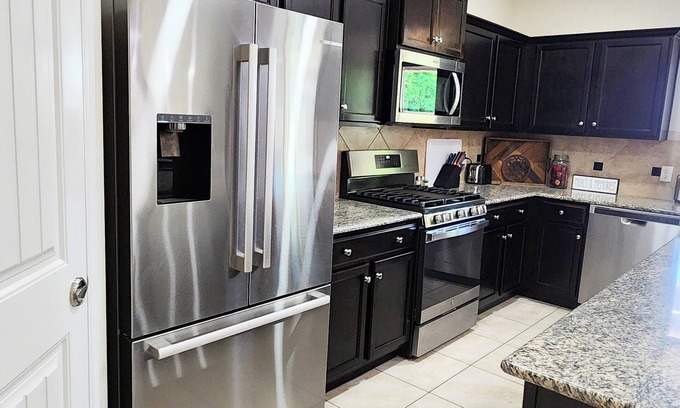 Yuma House | Araby! 5 star home, Spotless, king bed, all new appliances, near freeway!