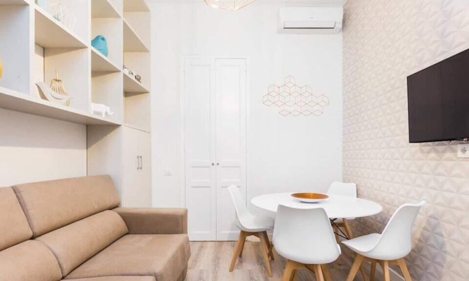 El Parc i la Llacuna del Poblenou Apartment | Arc de Triomf Modern apartment with balcony!