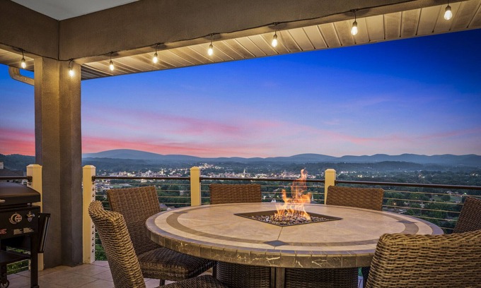 Sevierville House | Arcades, Theater, HotTub & Amazing Mtn Views