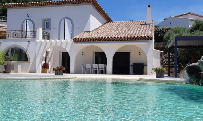 Ollioules Villa | Architect-designed villa with pool and jacuzzi, sea view
