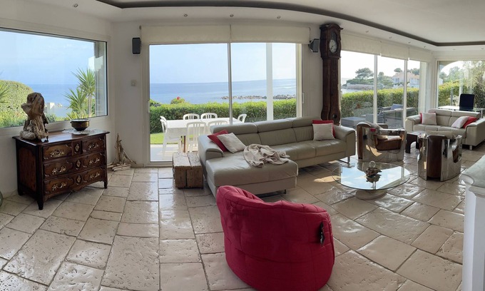 Carry-le-Rouet House | Architect's villa feet in the water