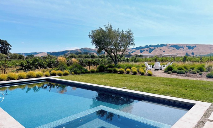 Sonoma House | Architect’s Poolside Vineyard Residence - 7 Min from Sonoma Square