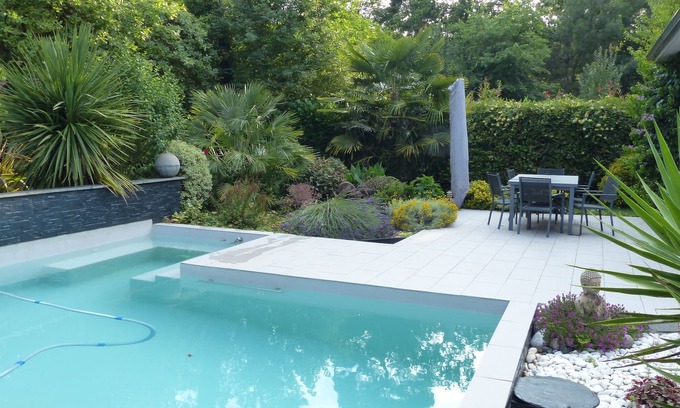 Merignac Villa | Architectural villa with private pool in a green setting