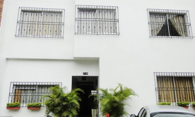 Cali Apartment | Arco Apartasuites Apartment 9 -NO A/C-