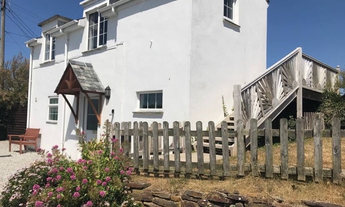 Treyarnon Cottage | Arnold Cottage - a cottage that sleeps 6 guests in 2 bedrooms