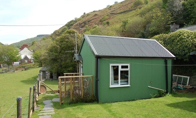 Fairbourne Apartment | Arosfa Garden Cabin near the beach