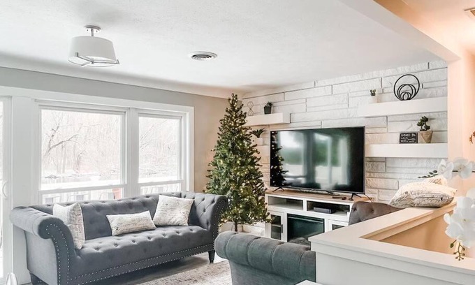 Bristol Villa | Arrowhead Riverfront Kayaks/Patio 30 Min to ND!