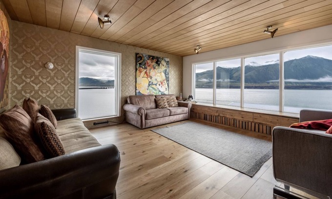 Borgarbyggd House | Art and nature retreat