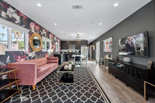 Hollywood Hotel | Art Deco by AvantStay 1920s Remodeled Bungalow Open Layout Courtyard