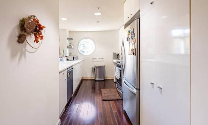 South Beach Apartment | Art deco oasis in downtown SF