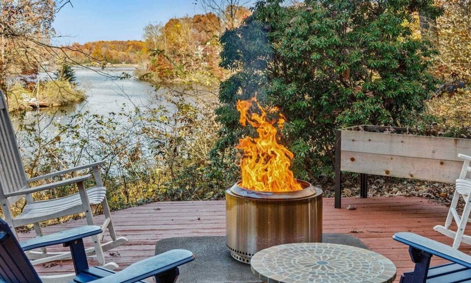 Kabletown Cottage | Art Docko - Lakefront Artist Retreat w/Hot Tub!
