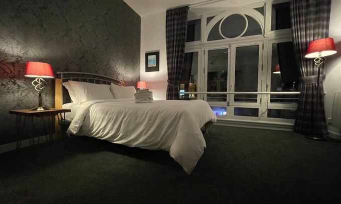 City Centre Glasgow Condo | Art-Filled Sanctuary in Glasgow City