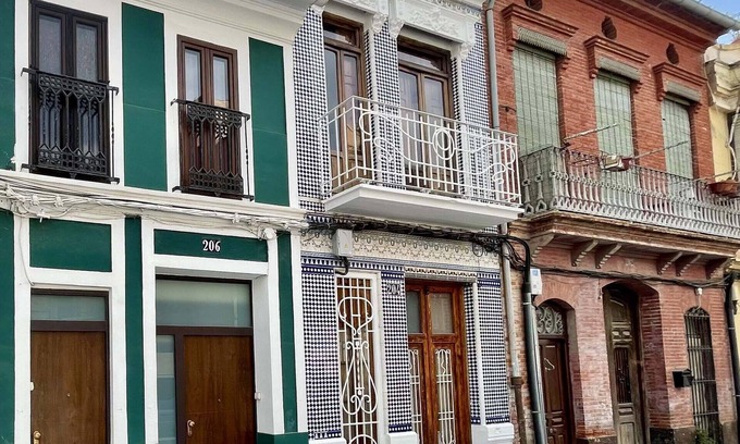 Pedralba Apartment | ARTISAN HAVEN: CABANYAL OASIS