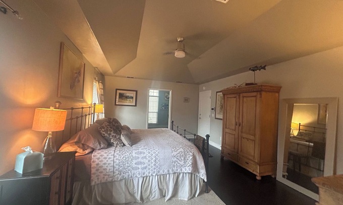 Tallahassee House | Artist residency in Tallahassee is a beautiful 3 bedroom home with an office.