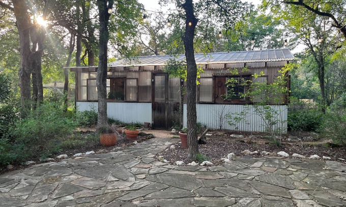 Maple Run Apartment | Artist's Country Retreat Bungalow with greenhouse!