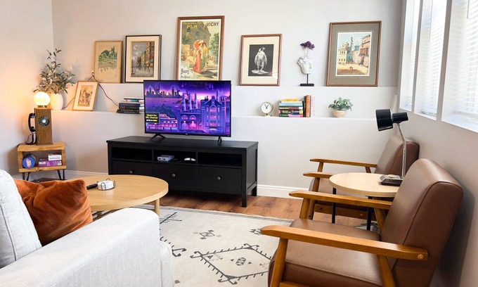 West Alameda Apartment | Artistic and Cozy 2BD-2BTH with Laundry in Historic Alameda