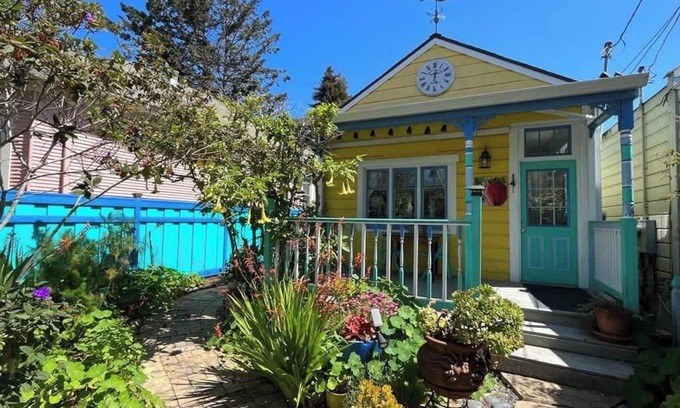 Westside Santa Cruz House | Artistic Pelican in Downtown Santa Cruz